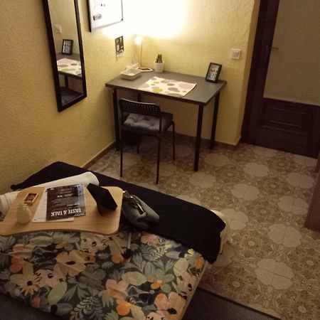 Gemuetliches Zimmer "Gold" Fuer 2 Personen Und Katzenliebhaber Βαλένθια Εξωτερικό φωτογραφία